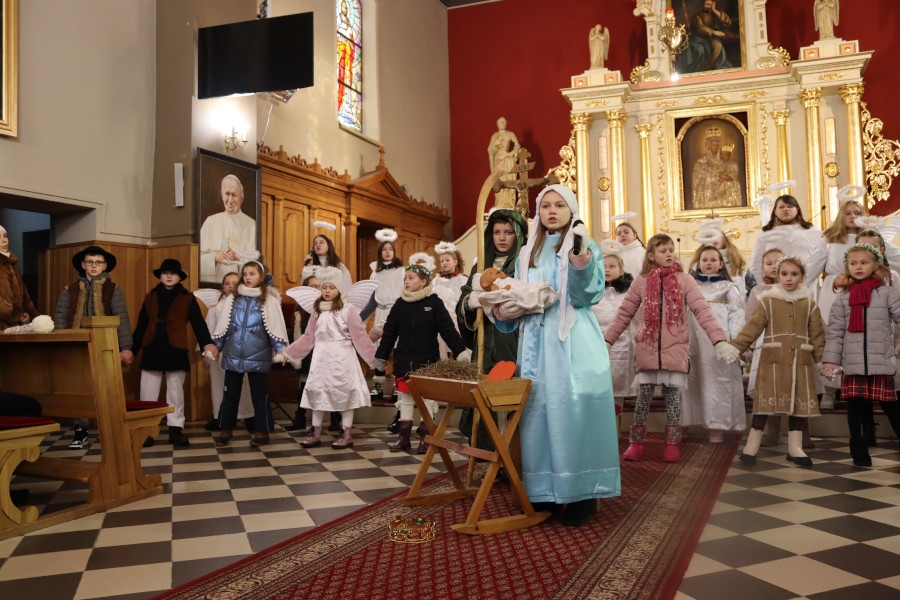 Dzieci w przebraniach jasełkowych w kościele na przedstawieniu